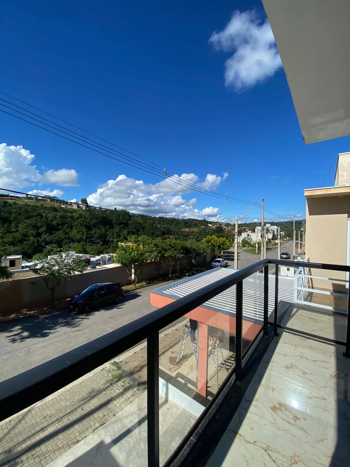 Sobrado à Venda com 3 dormitórios sendo 1 suíte e móveis planejados, 141m² no Condomínio Vale Azul em Votorantim/SP