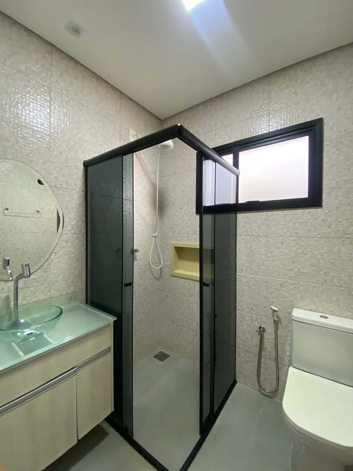 Sobrado à Venda com 3 dormitórios sendo 1 suíte e móveis planejados, 141m² no Condomínio Vale Azul em Votorantim/SP