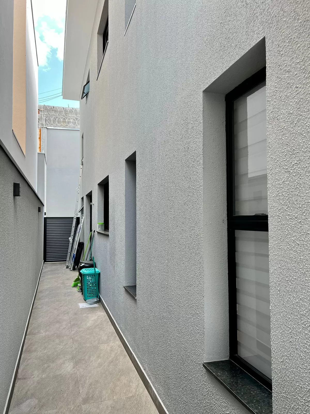 Sobrado à Venda com 3 dormitórios sendo 1 suíte e móveis planejados, 141m² no Condomínio Vale Azul em Votorantim/SP