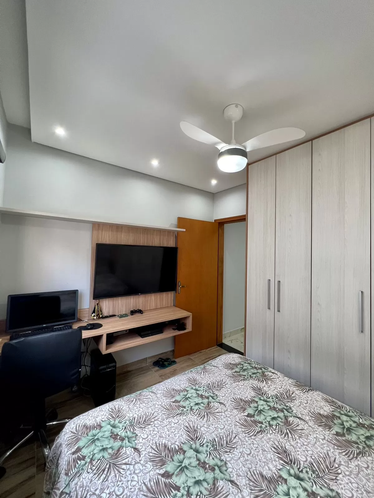 Sobrado à Venda com 3 dormitórios sendo 1 suíte e móveis planejados, 141m² no Condomínio Vale Azul em Votorantim/SP