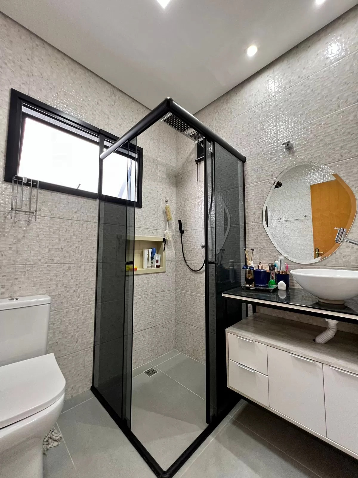 Sobrado à Venda com 3 dormitórios sendo 1 suíte e móveis planejados, 141m² no Condomínio Vale Azul em Votorantim/SP