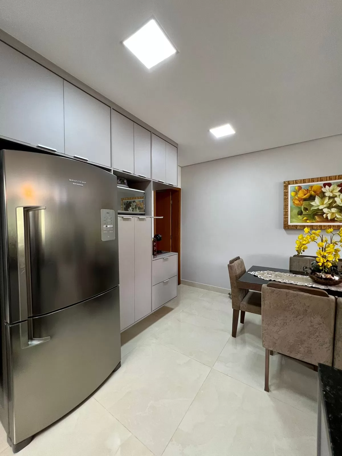 Sobrado à Venda com 3 dormitórios sendo 1 suíte e móveis planejados, 141m² no Condomínio Vale Azul em Votorantim/SP