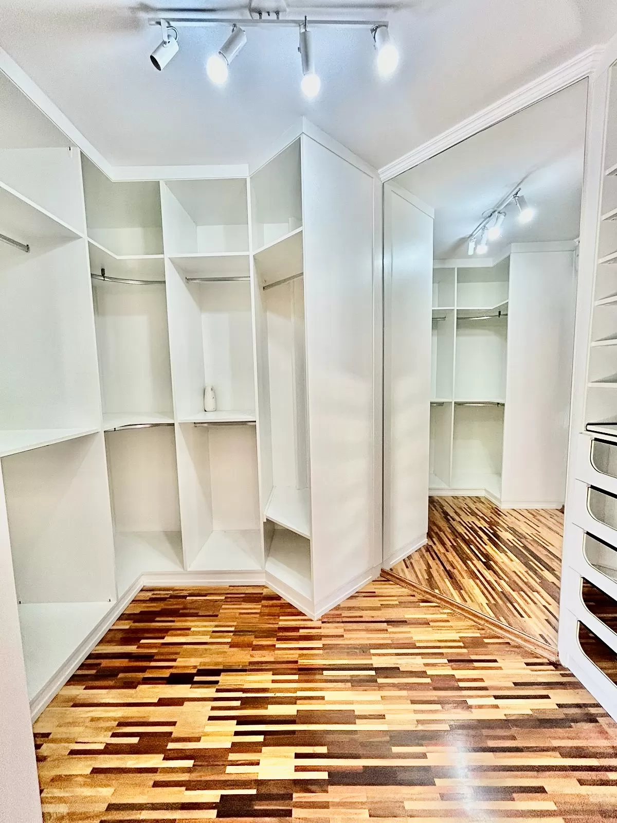 Sobrado à Venda ou Locação com 3 suítes, escritório e móveis planejados, 320m² no Condomínio Aldeia da Mata em Votorantim/SP