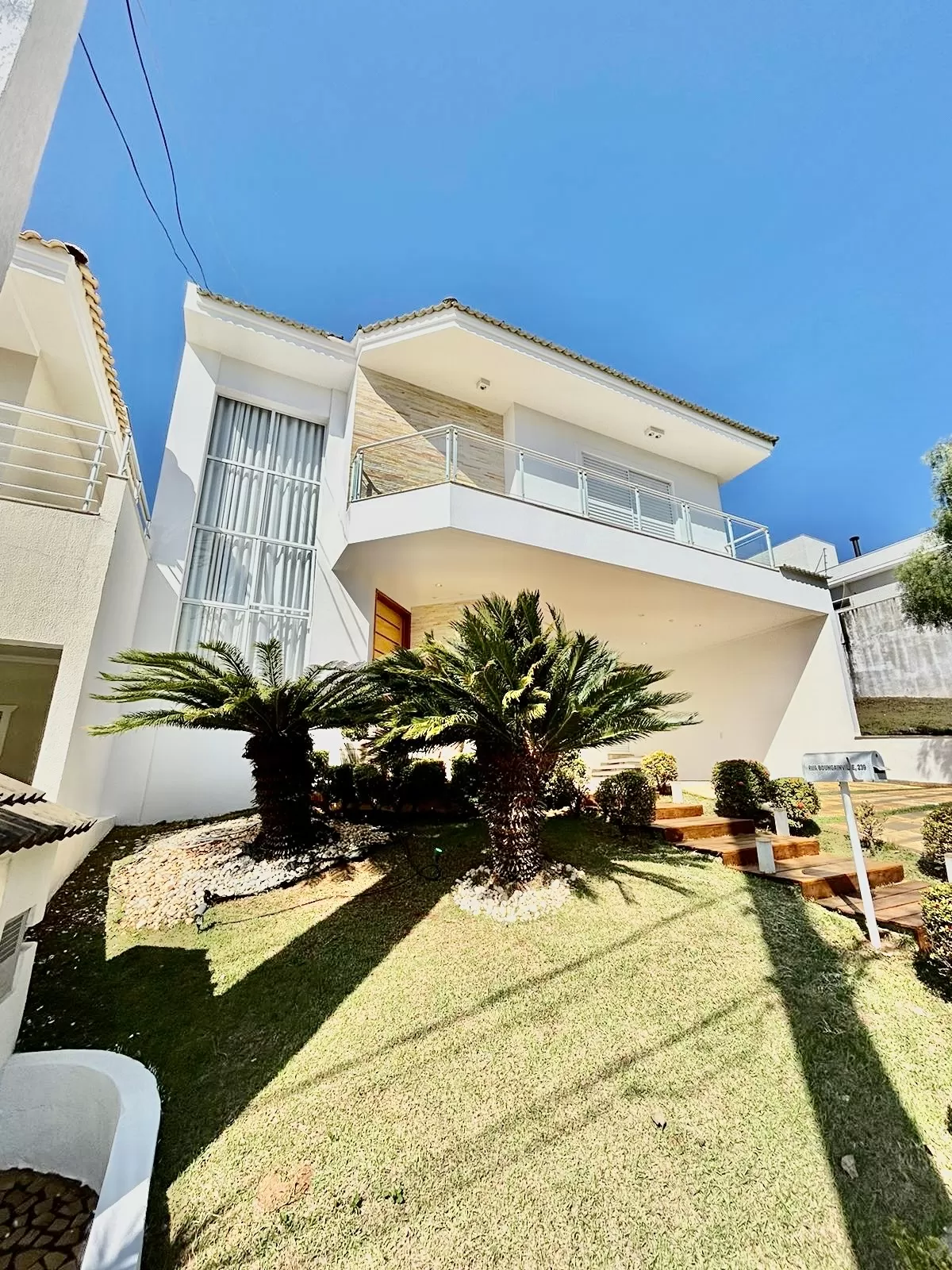 Sobrado à Venda ou Locação com 3 suítes, escritório e móveis planejados, 320m² no Condomínio Aldeia da Mata em Votorantim/SP