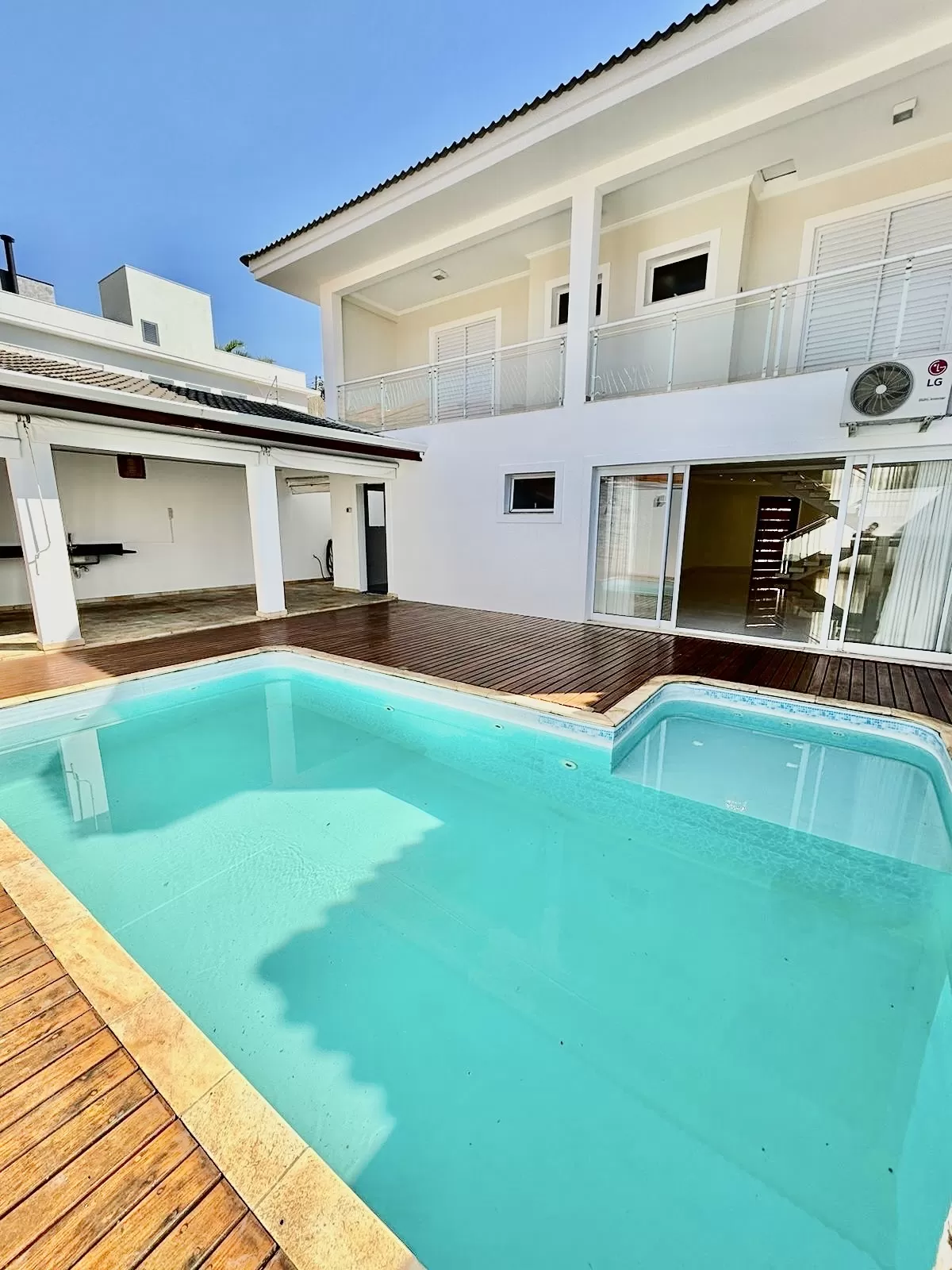 Sobrado à Venda ou Locação com 3 suítes, escritório e móveis planejados, 320m² no Condomínio Aldeia da Mata em Votorantim/SP