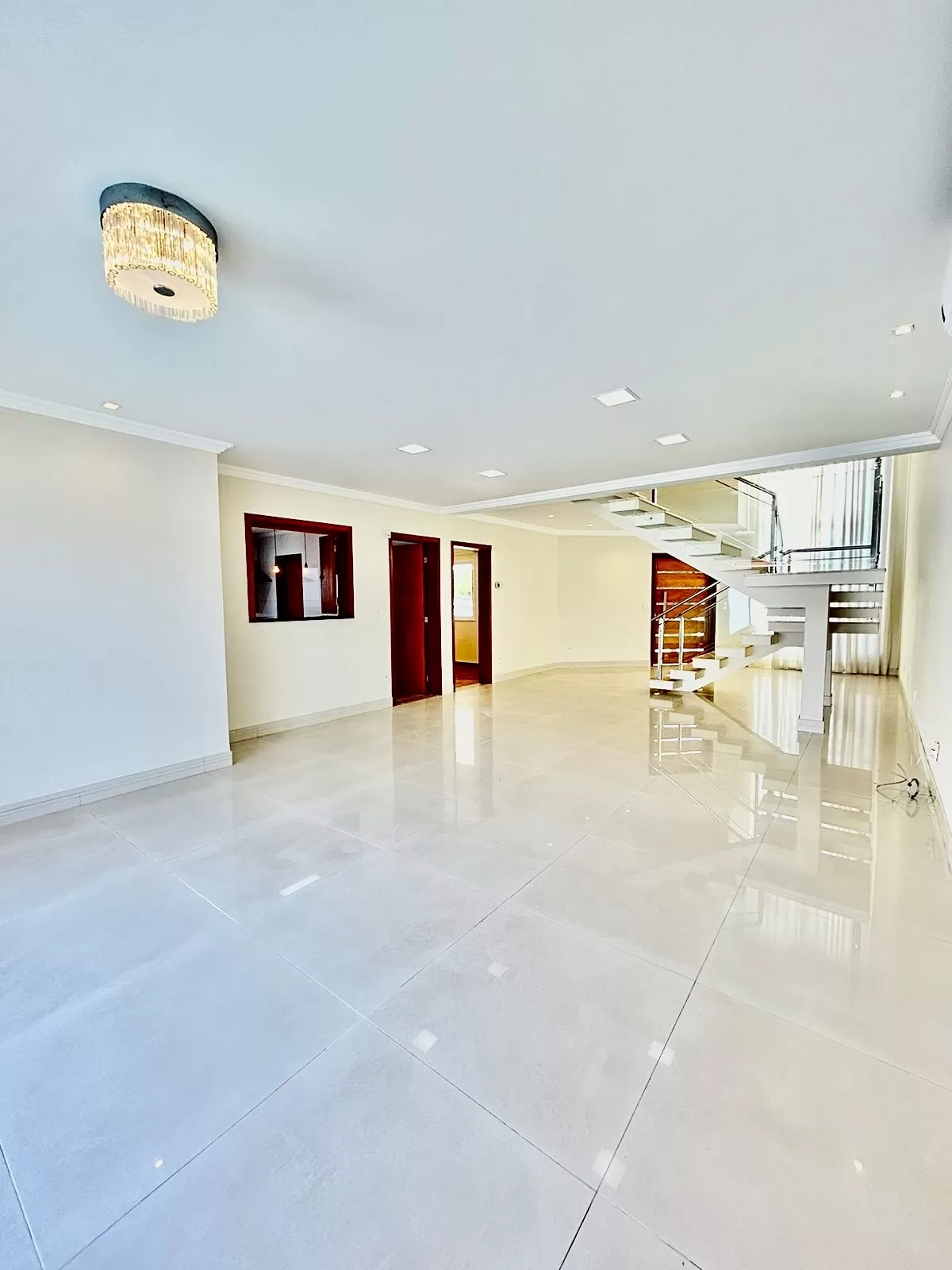 Sobrado à Venda ou Locação com 3 suítes, escritório e móveis planejados, 320m² no Condomínio Aldeia da Mata em Votorantim/SP