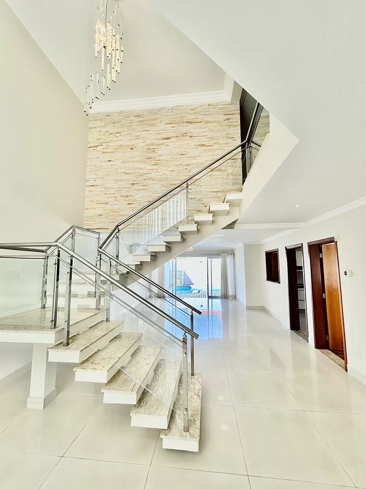 Sobrado à Venda ou Locação com 3 suítes, escritório e móveis planejados, 320m² no Condomínio Aldeia da Mata em Votorantim/SP