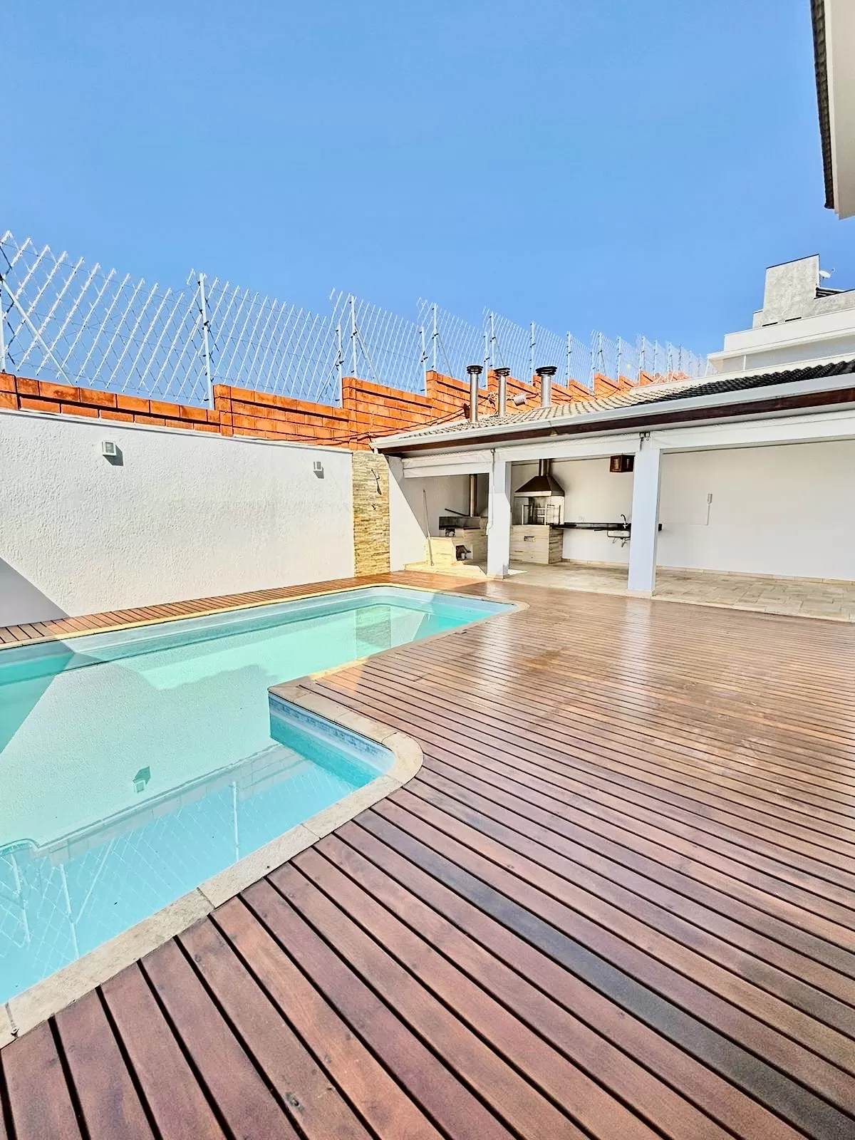 Sobrado à Venda ou Locação com 3 suítes, escritório e móveis planejados, 320m² no Condomínio Aldeia da Mata em Votorantim/SP