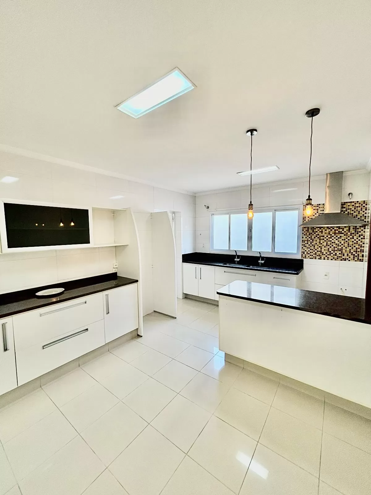 Sobrado à Venda ou Locação com 3 suítes, escritório e móveis planejados, 320m² no Condomínio Aldeia da Mata em Votorantim/SP