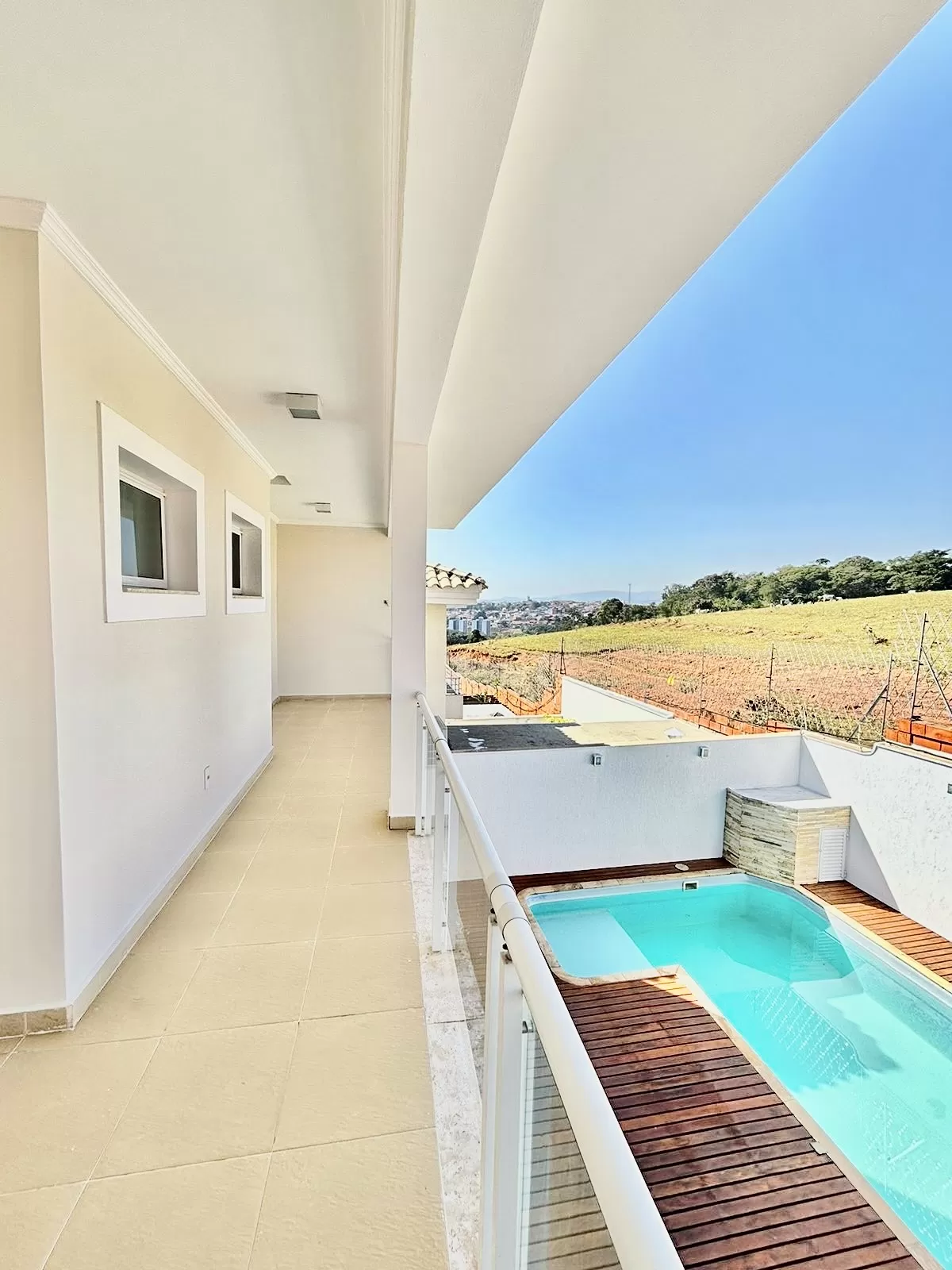 Sobrado à Venda ou Locação com 3 suítes, escritório e móveis planejados, 320m² no Condomínio Aldeia da Mata em Votorantim/SP