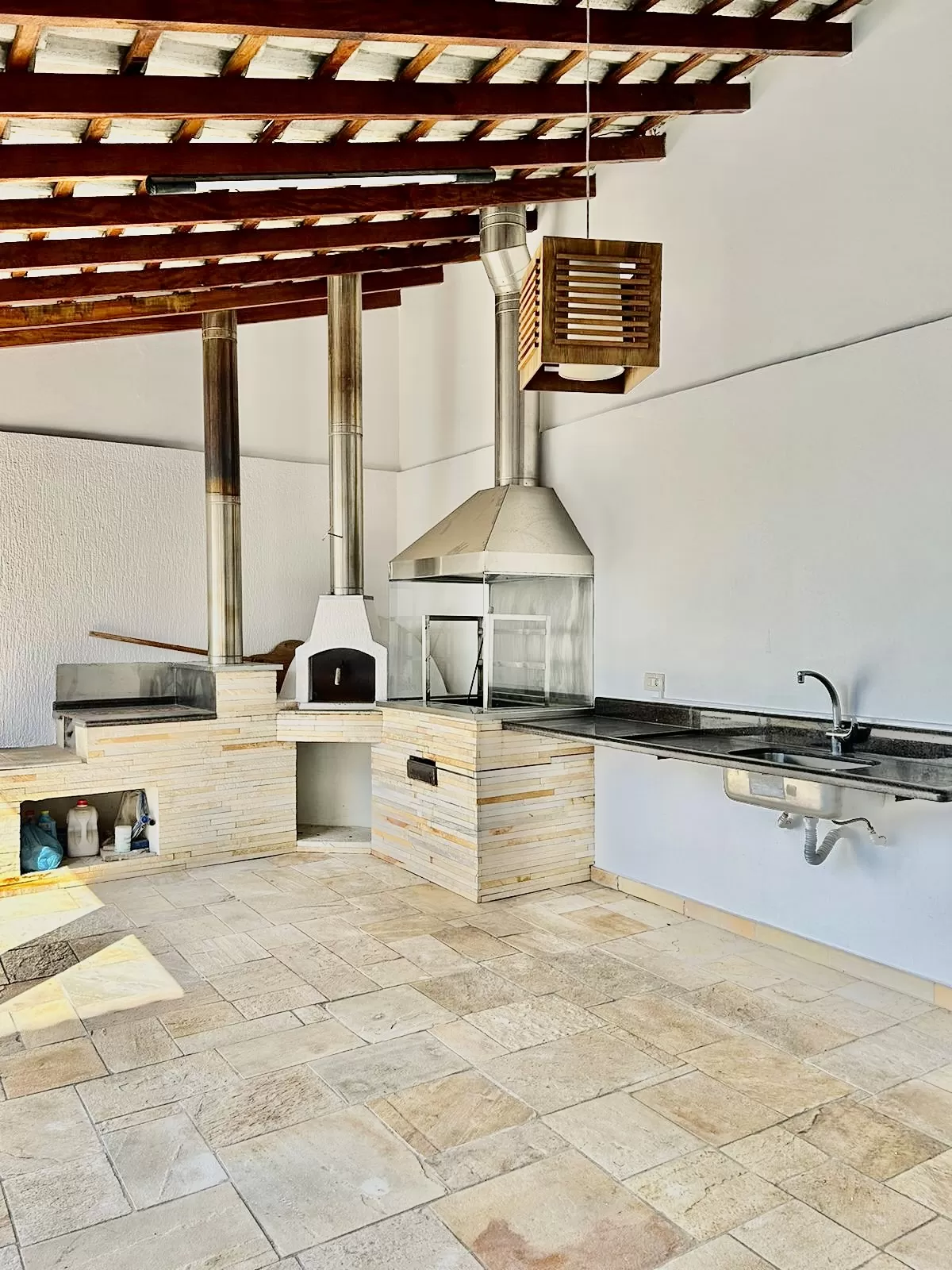 Sobrado à Venda ou Locação com 3 suítes, escritório e móveis planejados, 320m² no Condomínio Aldeia da Mata em Votorantim/SP