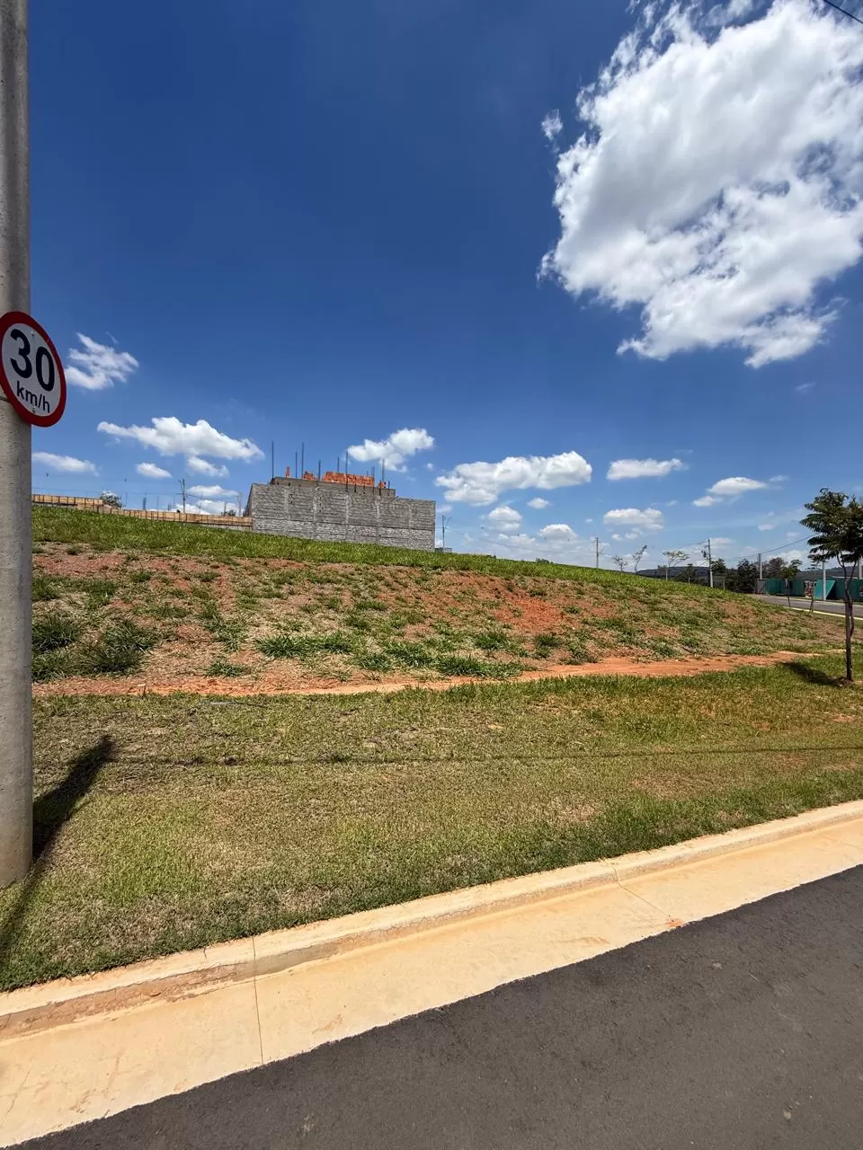 Terreno Aclive à Venda com ótima topografia, 337m² no Condomínio Terras Alpha em Votorantim/SP