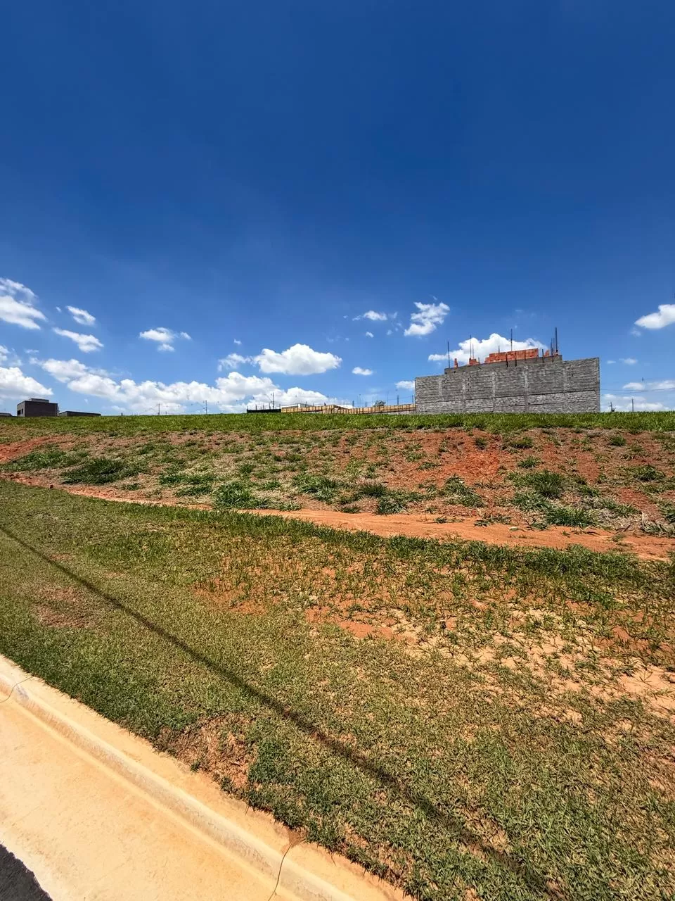 Terreno Aclive à Venda com ótima topografia, 337m² no Condomínio Terras Alpha em Votorantim/SP