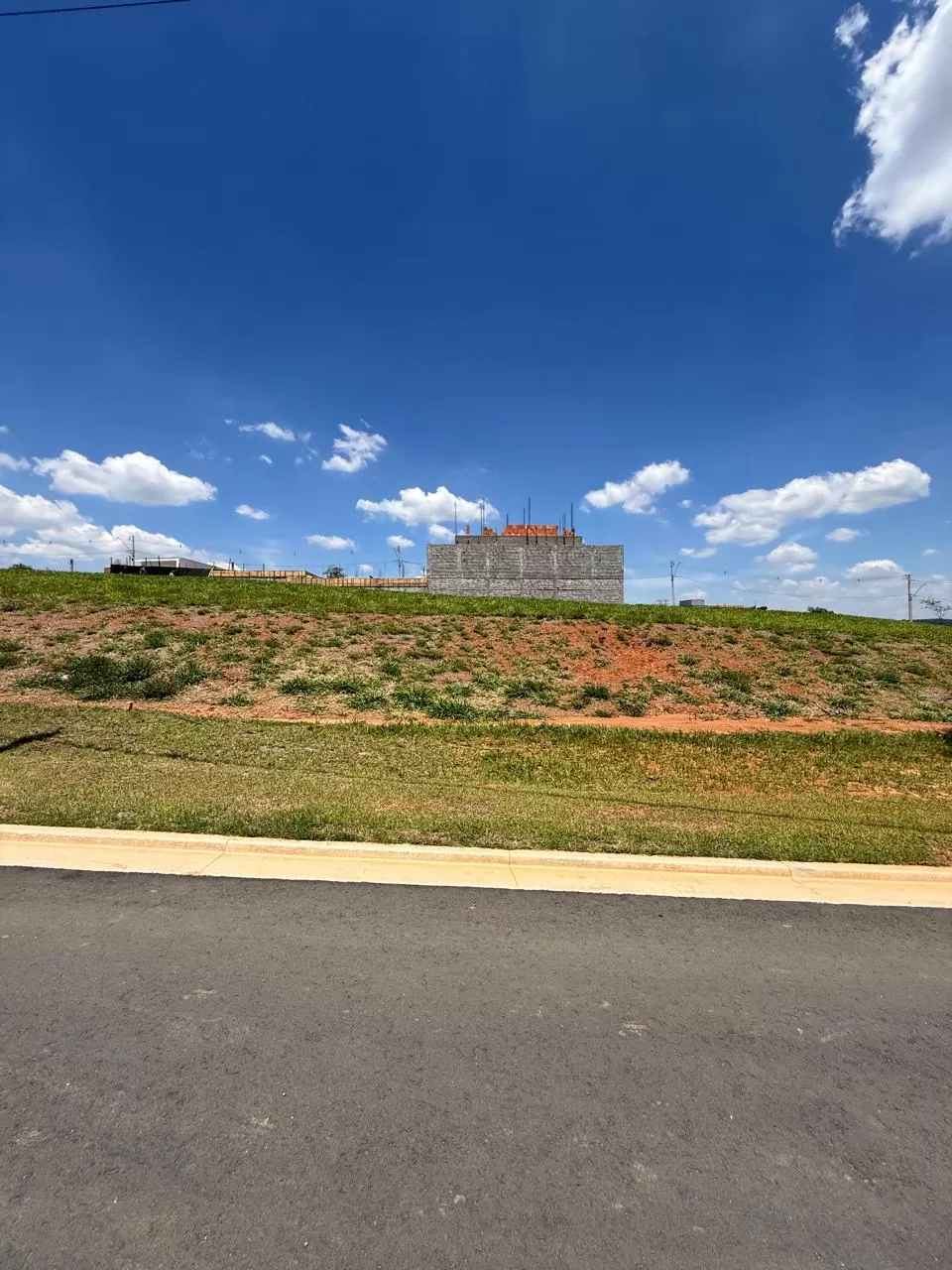 Terreno Aclive à Venda com ótima topografia, 337m² no Condomínio Terras Alpha em Votorantim/SP