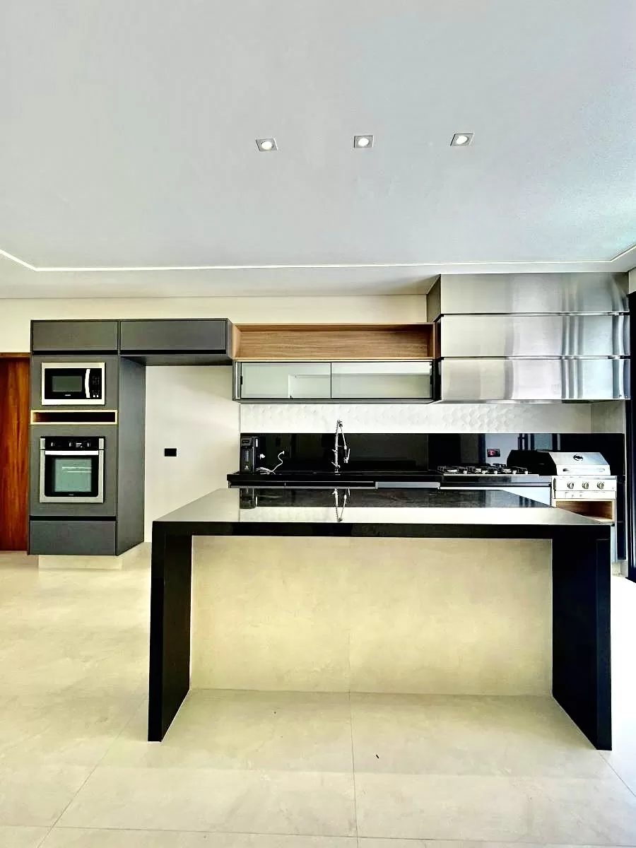 Casa Térrea à Venda ou Locação com 3 suítes sendo 1 master, escritório e área gourmet com piscina, 300m² no Condomínio Aldeia da Mata em Votorantim/SP