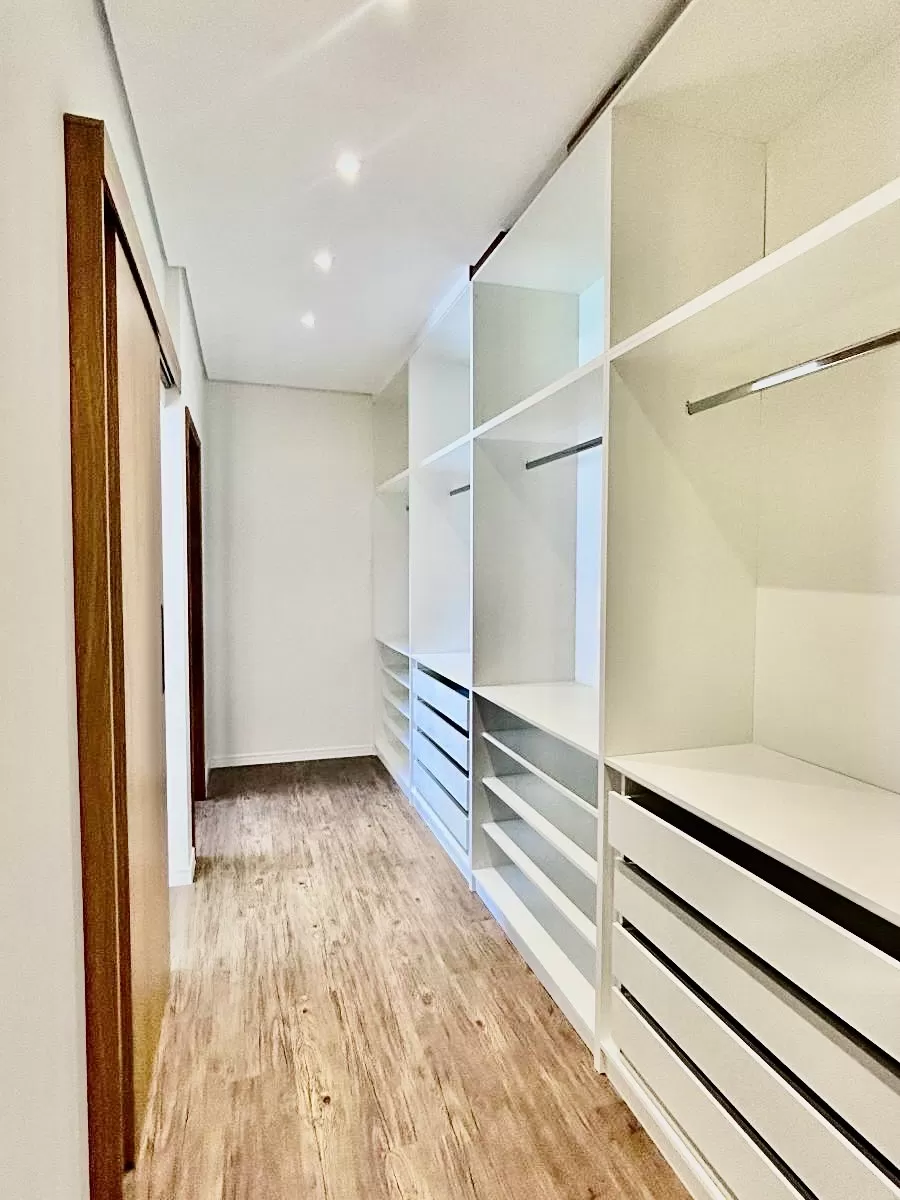 Casa Térrea à Venda ou Locação com 3 suítes sendo 1 master, escritório e área gourmet com piscina, 300m² no Condomínio Aldeia da Mata em Votorantim/SP