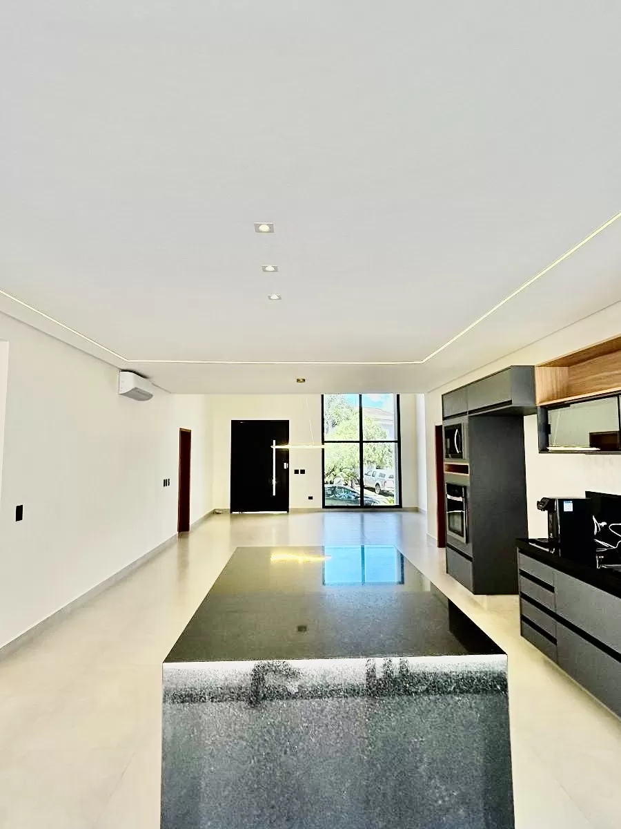 Casa Térrea à Venda ou Locação com 3 suítes sendo 1 master, escritório e área gourmet com piscina, 300m² no Condomínio Aldeia da Mata em Votorantim/SP