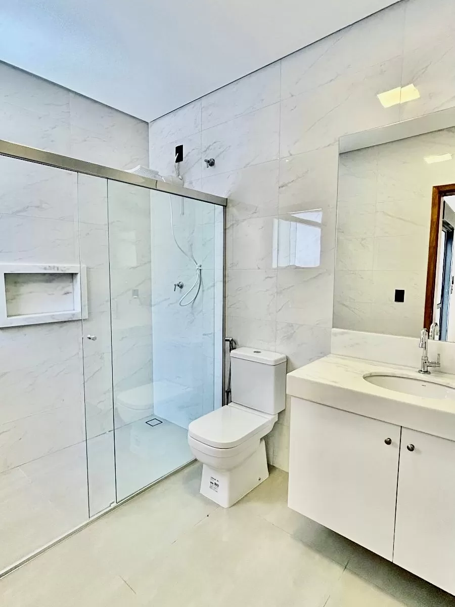 Casa Térrea à Venda ou Locação com 3 suítes sendo 1 master, escritório e área gourmet com piscina, 300m² no Condomínio Aldeia da Mata em Votorantim/SP