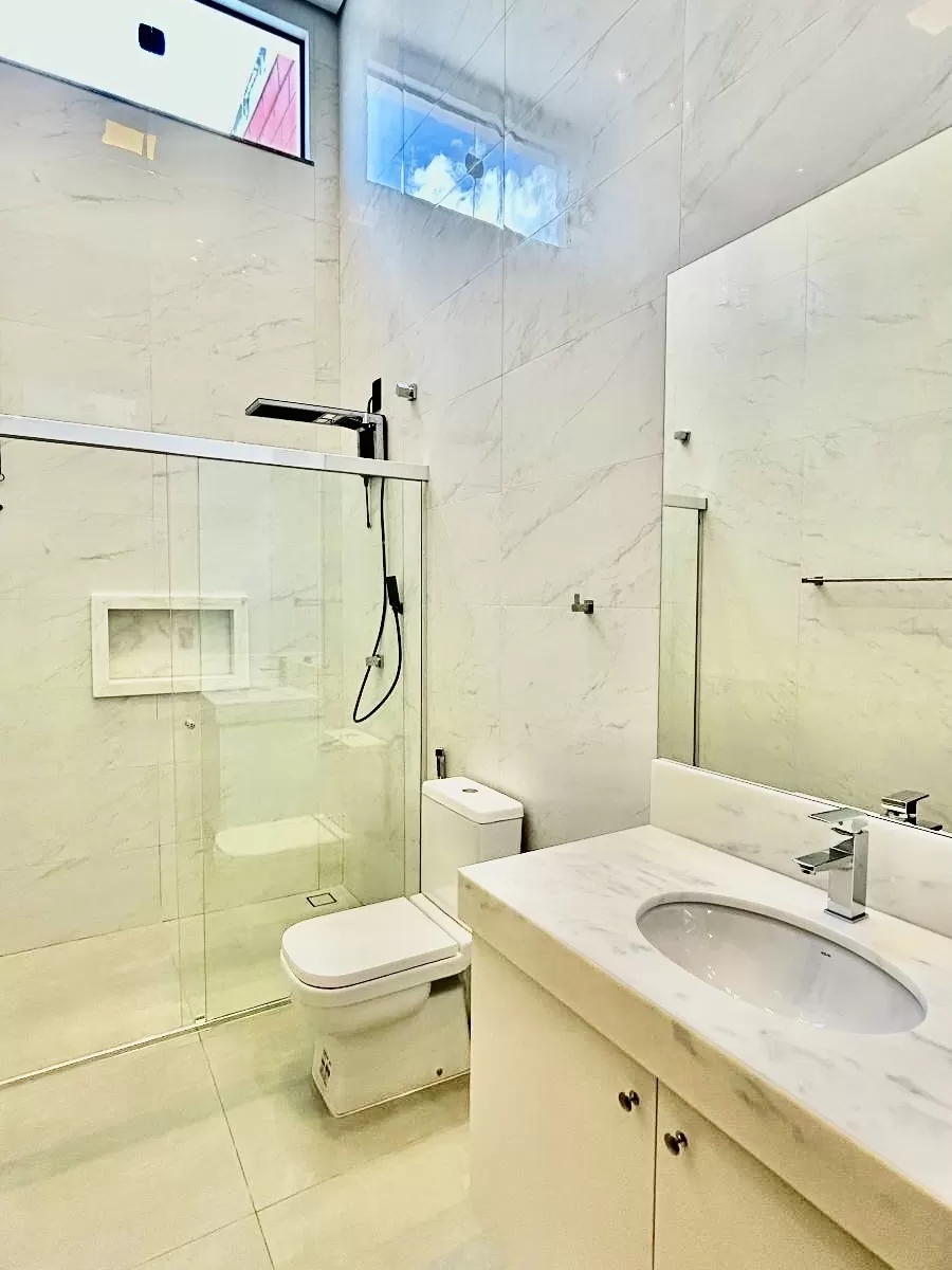 Casa Térrea à Venda ou Locação com 3 suítes sendo 1 master, escritório e área gourmet com piscina, 300m² no Condomínio Aldeia da Mata em Votorantim/SP