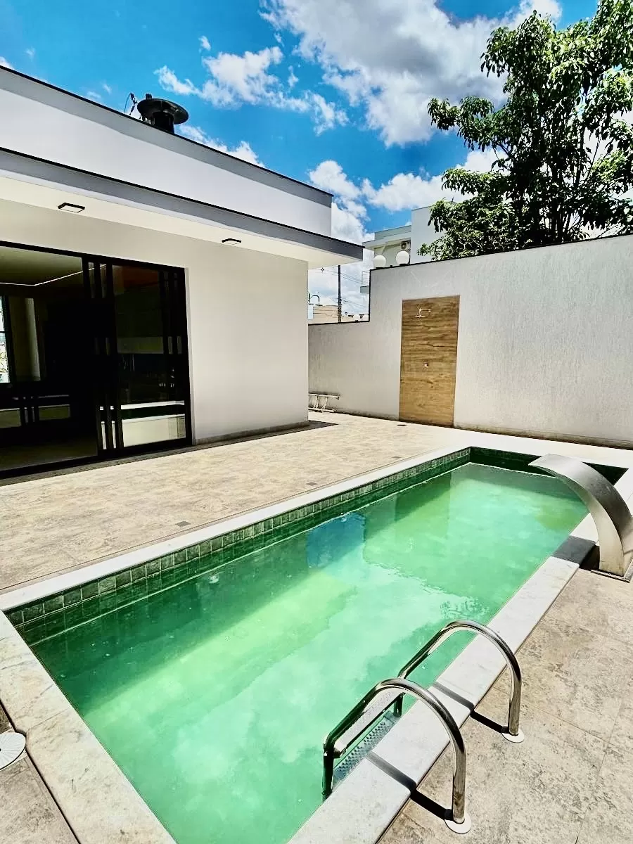 Casa Térrea à Venda ou Locação com 3 suítes sendo 1 master, escritório e área gourmet com piscina, 300m² no Condomínio Aldeia da Mata em Votorantim/SP