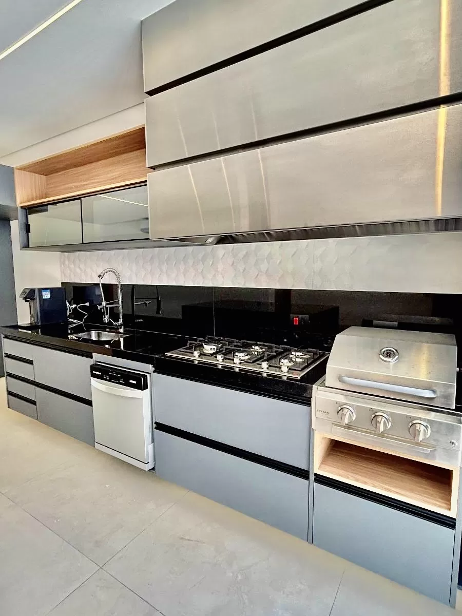 Casa Térrea à Venda ou Locação com 3 suítes sendo 1 master, escritório e área gourmet com piscina, 300m² no Condomínio Aldeia da Mata em Votorantim/SP