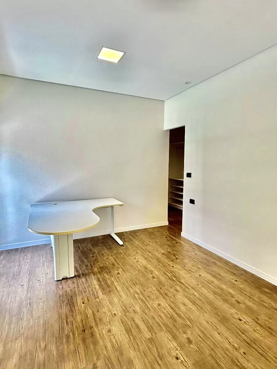 Casa Térrea à Venda ou Locação com 3 suítes sendo 1 master, escritório e área gourmet com piscina, 300m² no Condomínio Aldeia da Mata em Votorantim/SP