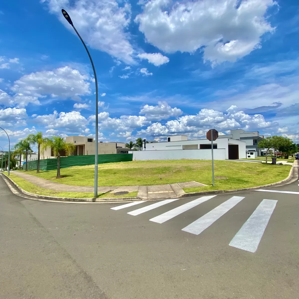 Terreno de Esquina à Venda localizado próximo ao parque, 576m² no Condomínio Alphaville Nova Esplanada 4 em Votorantim/SP