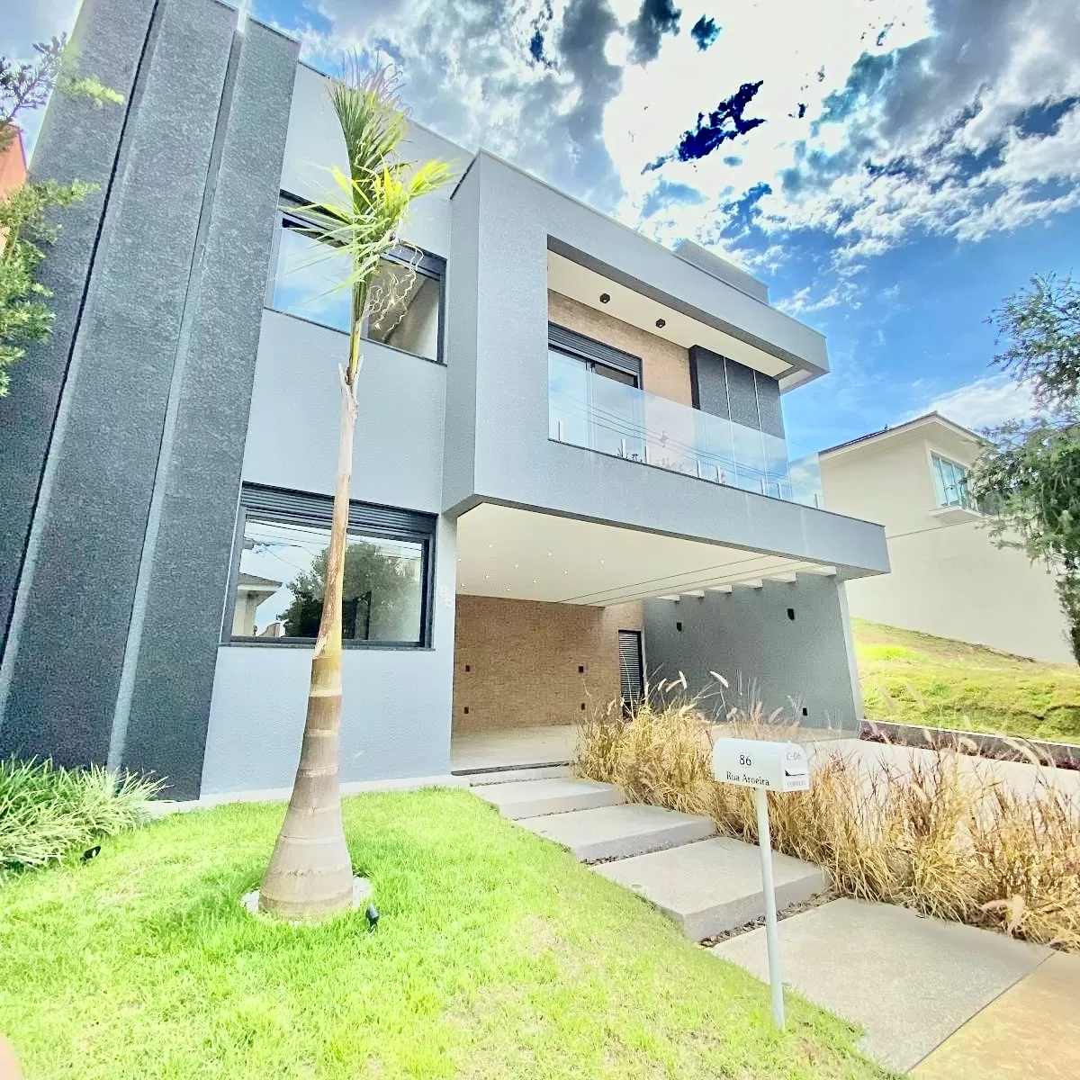 Casa à Venda com 3 suítes, escritório e área gourmet com piscina e churrasqueira, 260m² no Condomínio Aldeia da Mata em Votorantim/SP