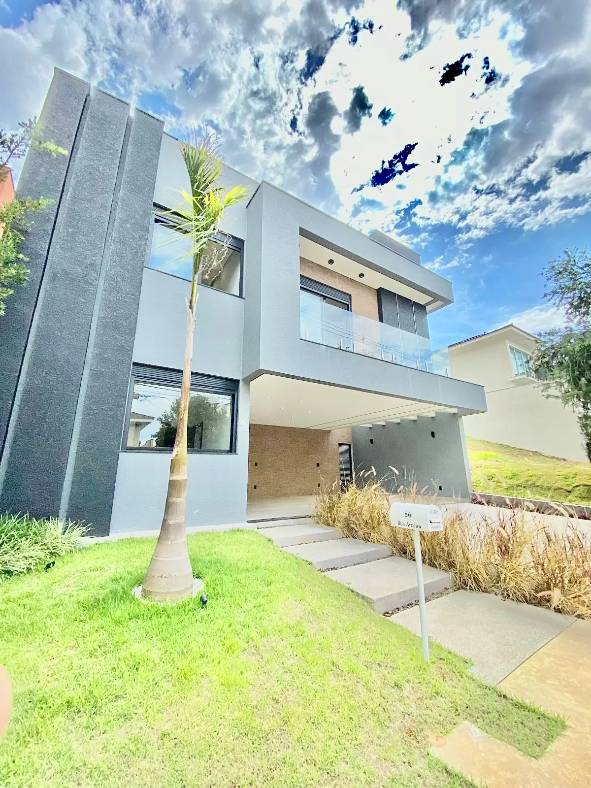 Casa à Venda com 3 suítes, escritório e área gourmet com piscina e churrasqueira, 260m² no Condomínio Aldeia da Mata em Votorantim/SP