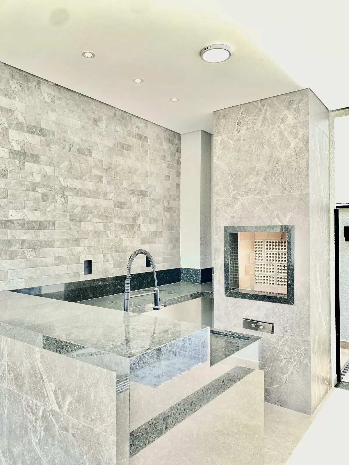 Casa à Venda com 3 suítes, escritório e área gourmet com piscina e churrasqueira, 260m² no Condomínio Aldeia da Mata em Votorantim/SP