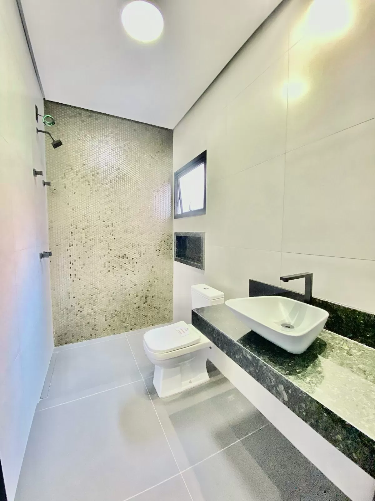 Casa à Venda com 3 suítes, escritório e área gourmet com piscina e churrasqueira, 260m² no Condomínio Aldeia da Mata em Votorantim/SP