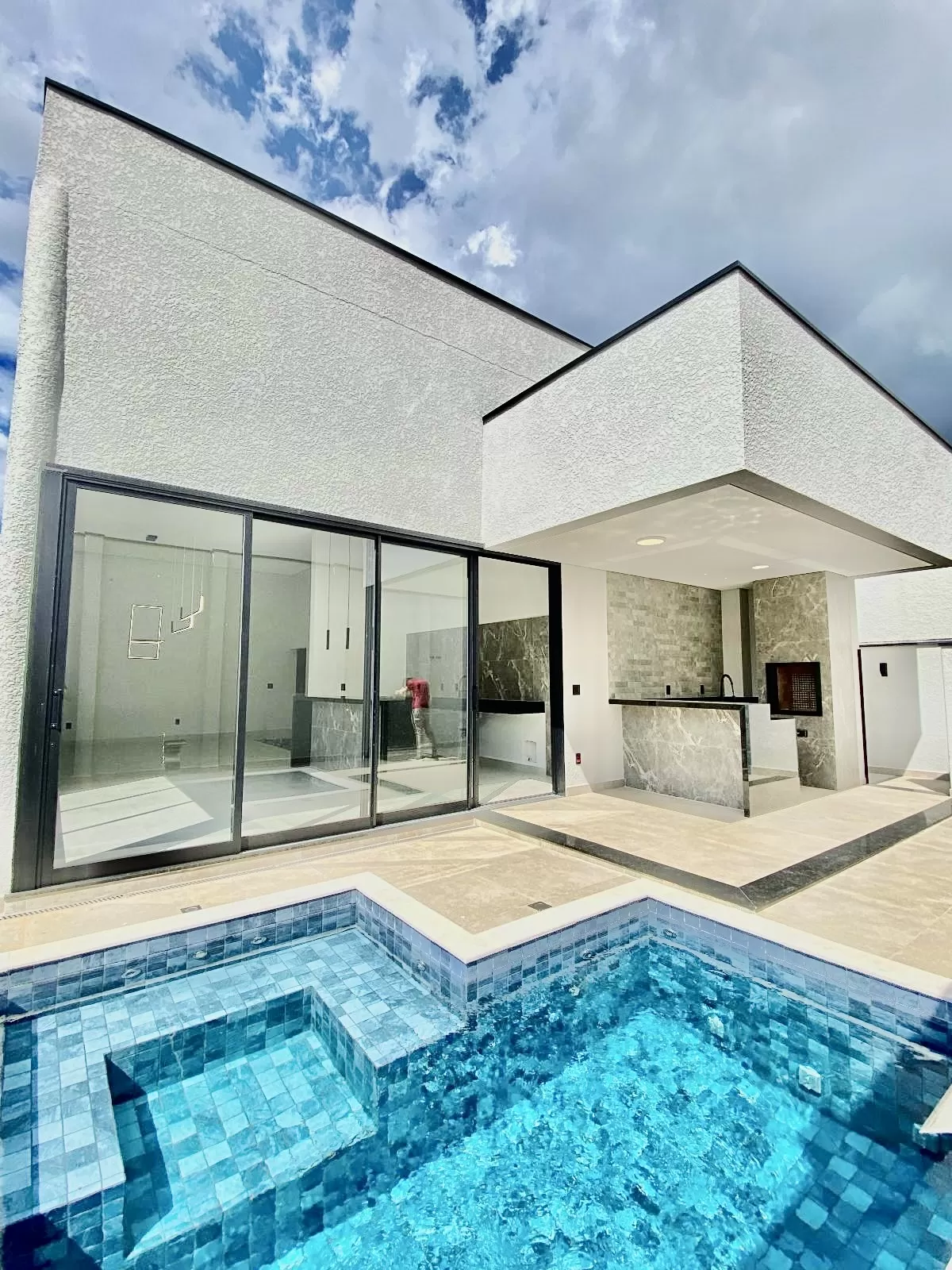 Casa à Venda com 3 suítes, escritório e área gourmet com piscina e churrasqueira, 260m² no Condomínio Aldeia da Mata em Votorantim/SP