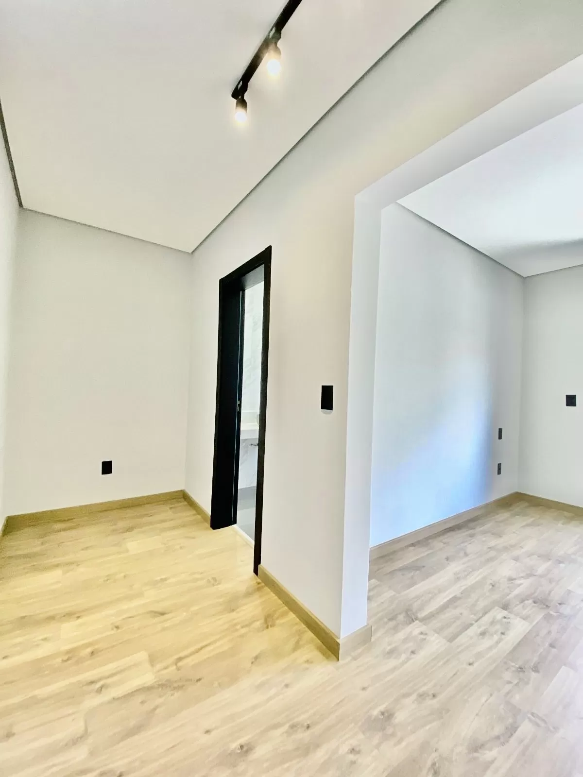 Casa à Venda com 3 suítes, escritório e área gourmet com piscina e churrasqueira, 260m² no Condomínio Aldeia da Mata em Votorantim/SP