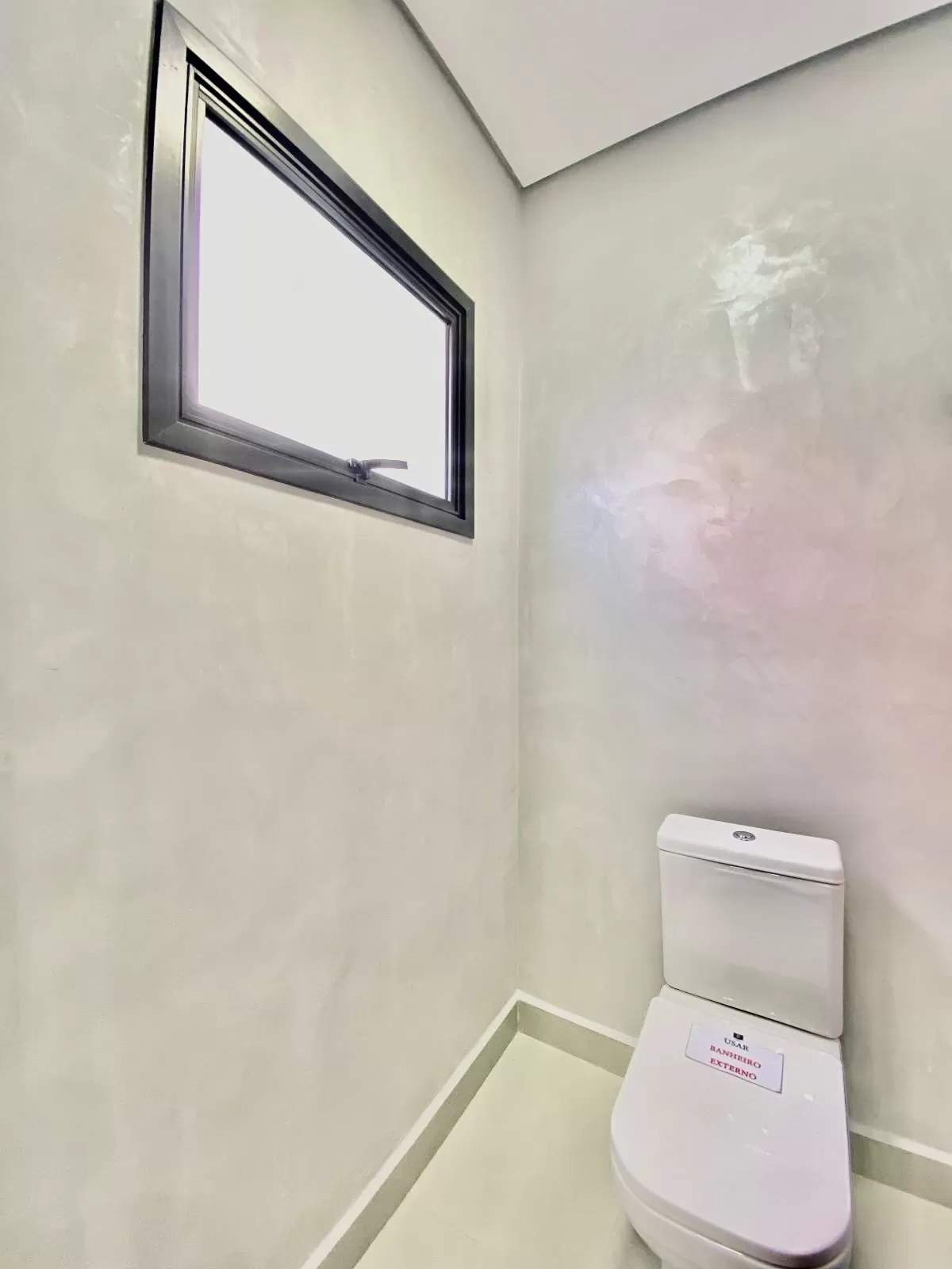 Casa à Venda com 3 suítes, escritório e área gourmet com piscina e churrasqueira, 260m² no Condomínio Aldeia da Mata em Votorantim/SP