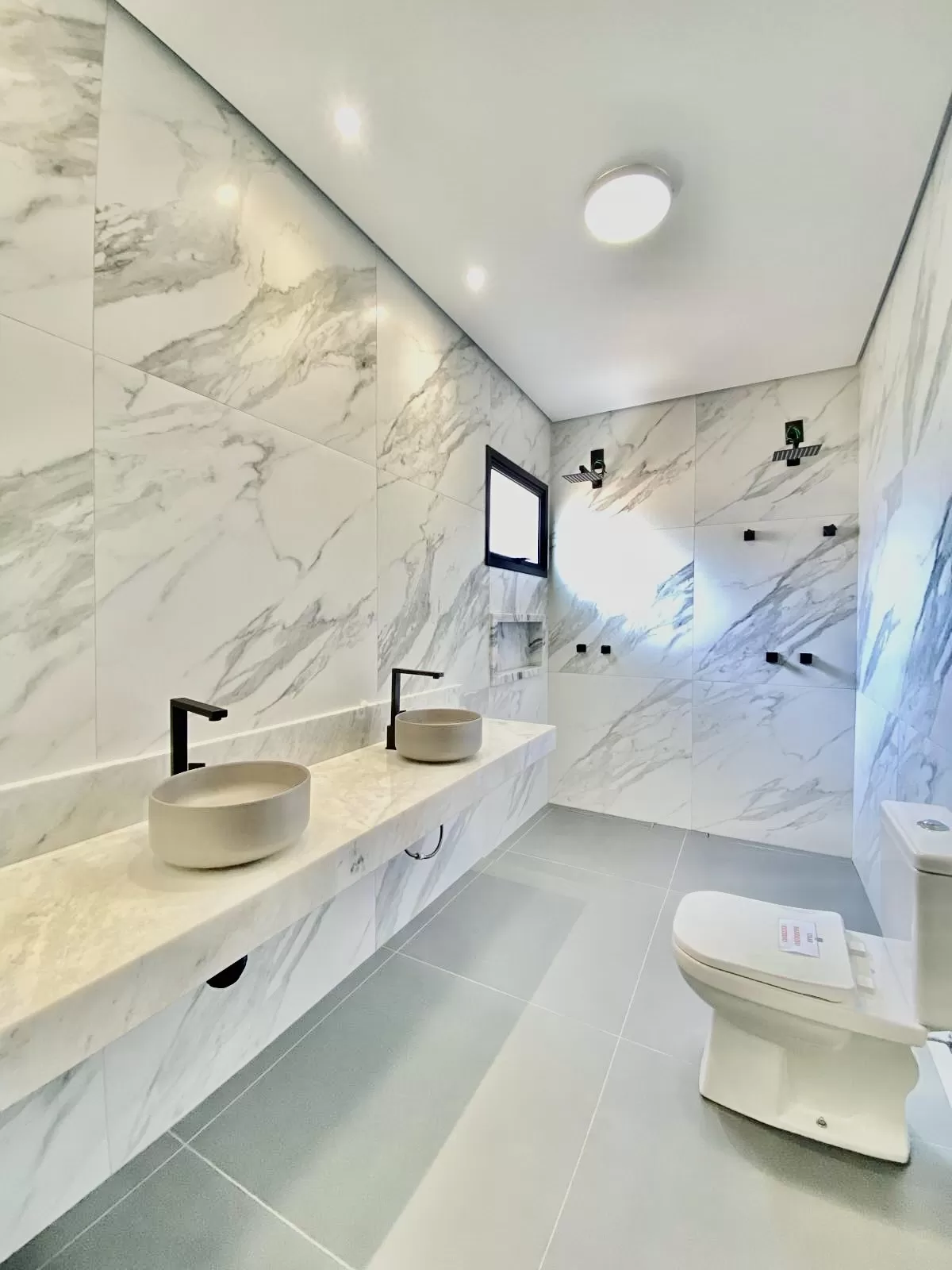 Casa à Venda com 3 suítes, escritório e área gourmet com piscina e churrasqueira, 260m² no Condomínio Aldeia da Mata em Votorantim/SP