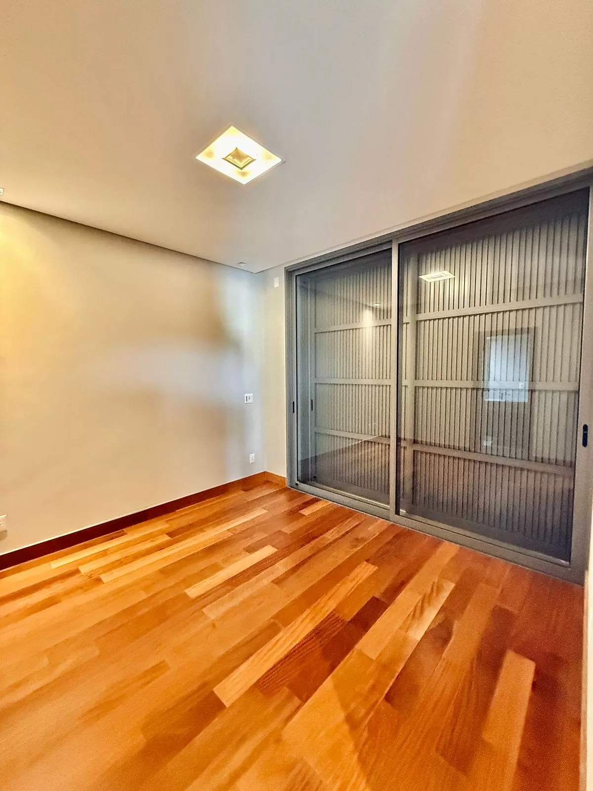Casa Mobiliada à Venda com 5 suítes sendo 2 com closet e piscina, 480m² no condomínio Alphaville Nova Esplanada 2 em Votorantim/SP