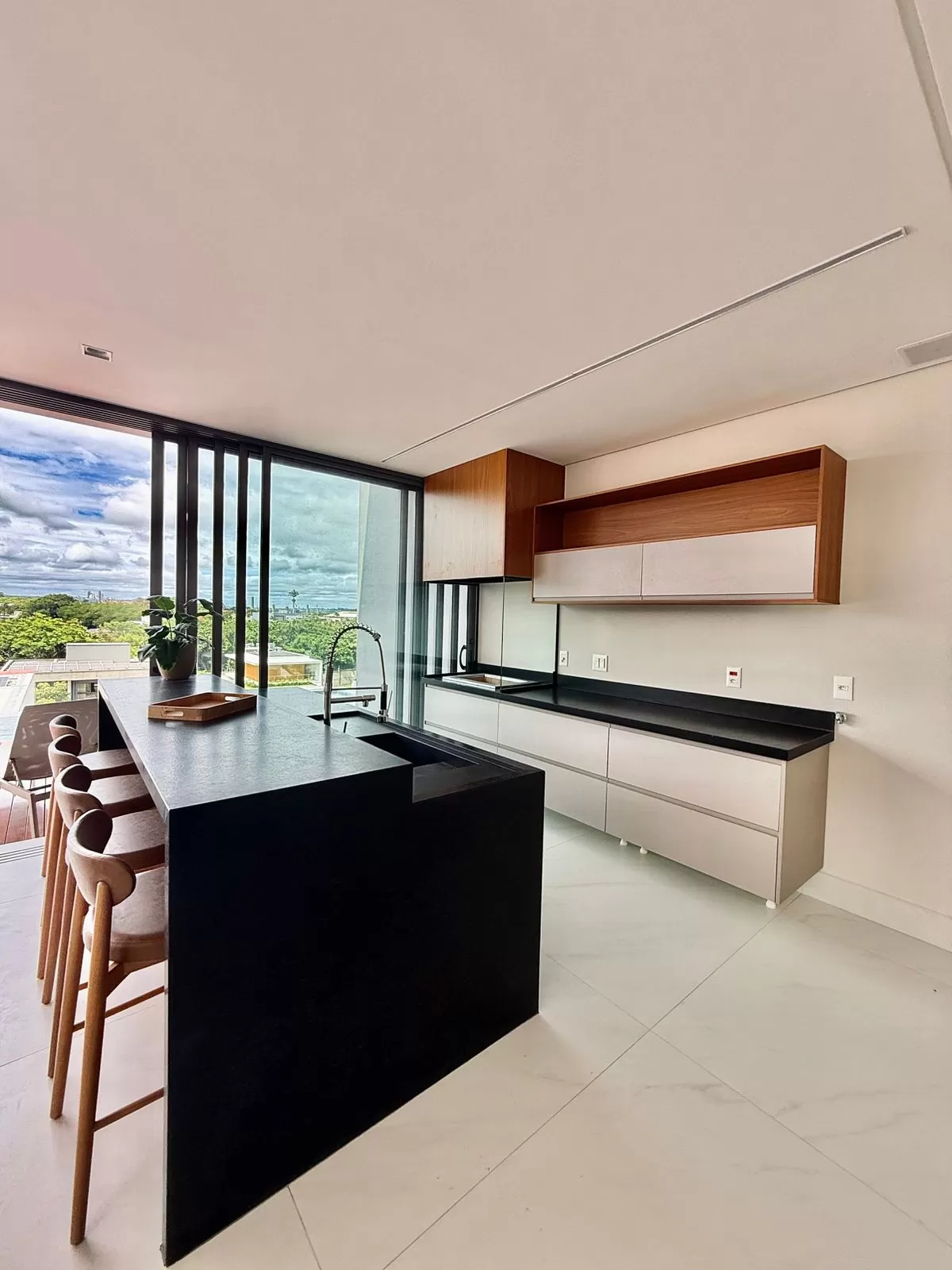 Casa Mobiliada à Venda com 5 suítes sendo 2 com closet e piscina, 480m² no condomínio Alphaville Nova Esplanada 2 em Votorantim/SP