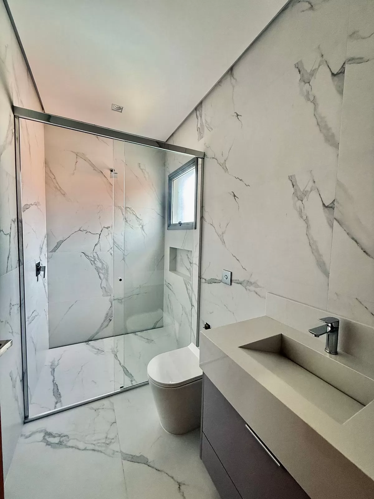 Casa Mobiliada à Venda com 5 suítes sendo 2 com closet e piscina, 480m² no condomínio Alphaville Nova Esplanada 2 em Votorantim/SP