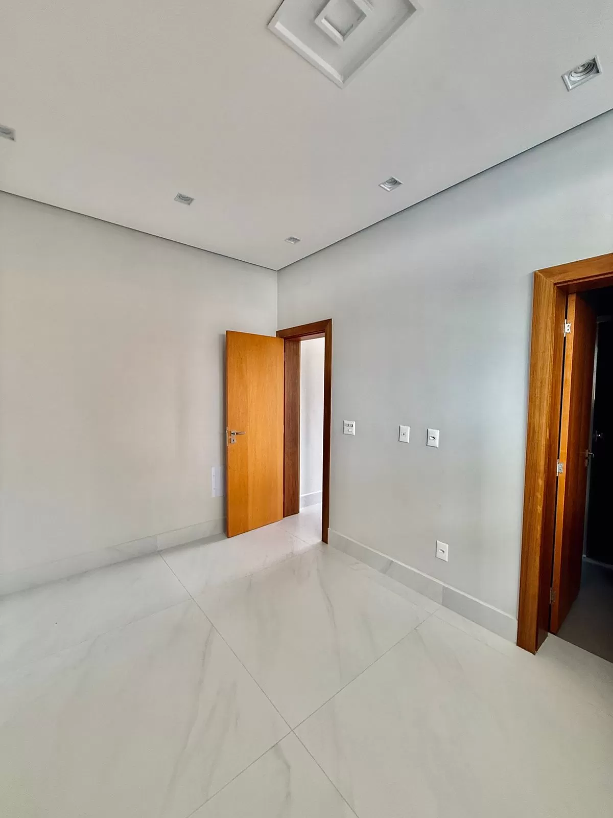 Casa Mobiliada à Venda com 5 suítes sendo 2 com closet e piscina, 480m² no condomínio Alphaville Nova Esplanada 2 em Votorantim/SP