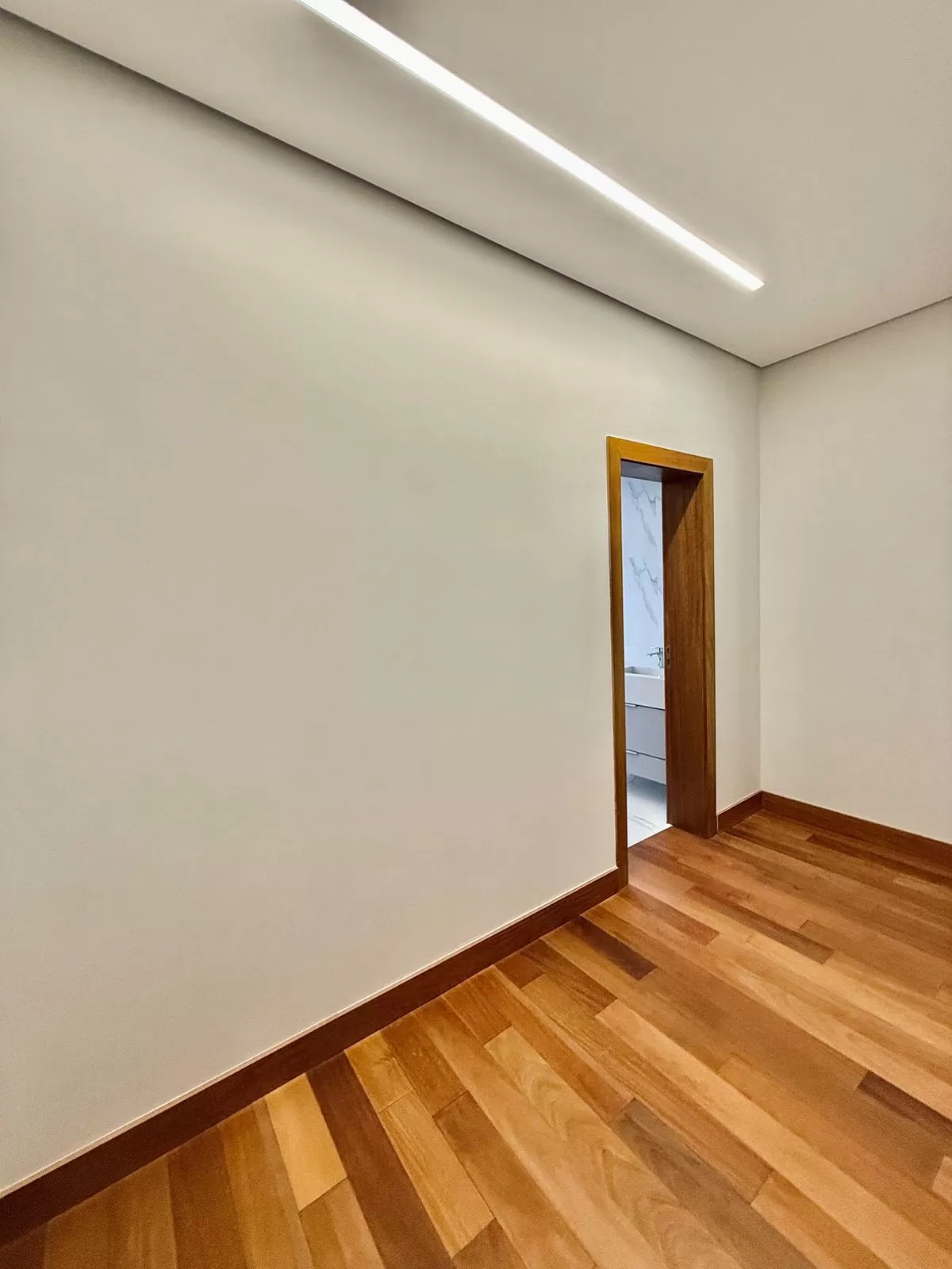 Casa Mobiliada à Venda com 5 suítes sendo 2 com closet e piscina, 480m² no condomínio Alphaville Nova Esplanada 2 em Votorantim/SP