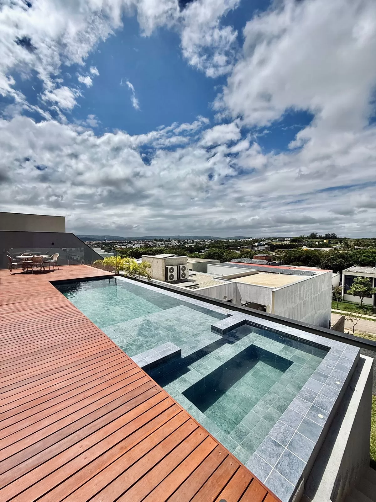 Casa Mobiliada à Venda com 5 suítes sendo 2 com closet e piscina, 480m² no condomínio Alphaville Nova Esplanada 2 em Votorantim/SP