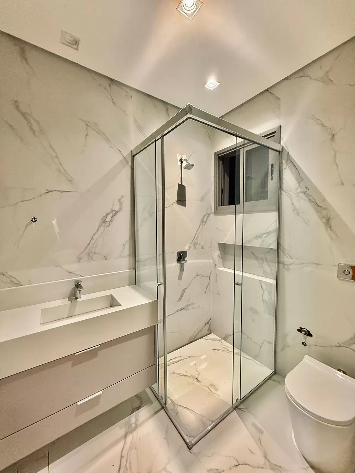 Casa Mobiliada à Venda com 5 suítes sendo 2 com closet e piscina, 480m² no condomínio Alphaville Nova Esplanada 2 em Votorantim/SP