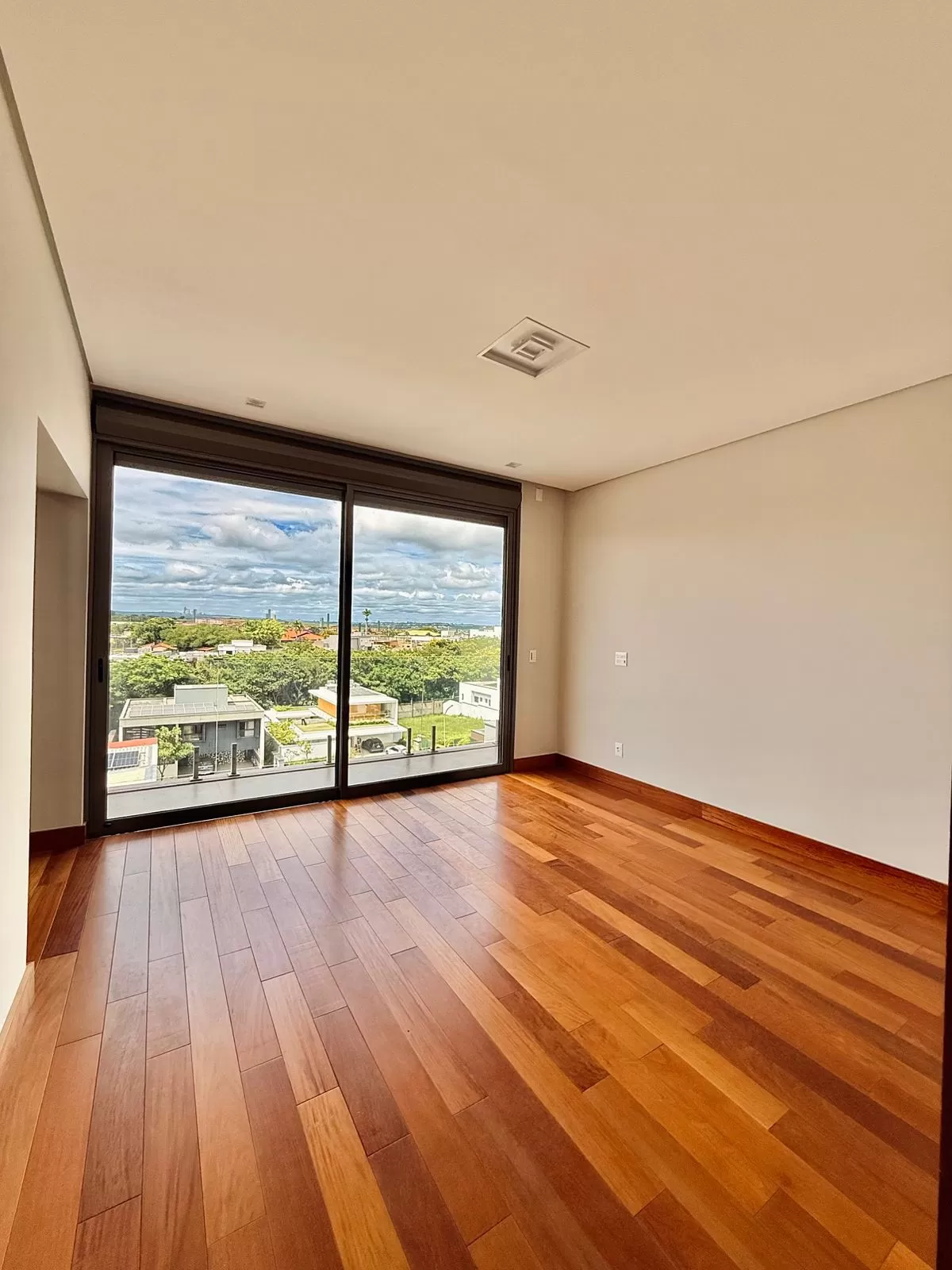 Casa Mobiliada à Venda com 5 suítes sendo 2 com closet e piscina, 480m² no condomínio Alphaville Nova Esplanada 2 em Votorantim/SP