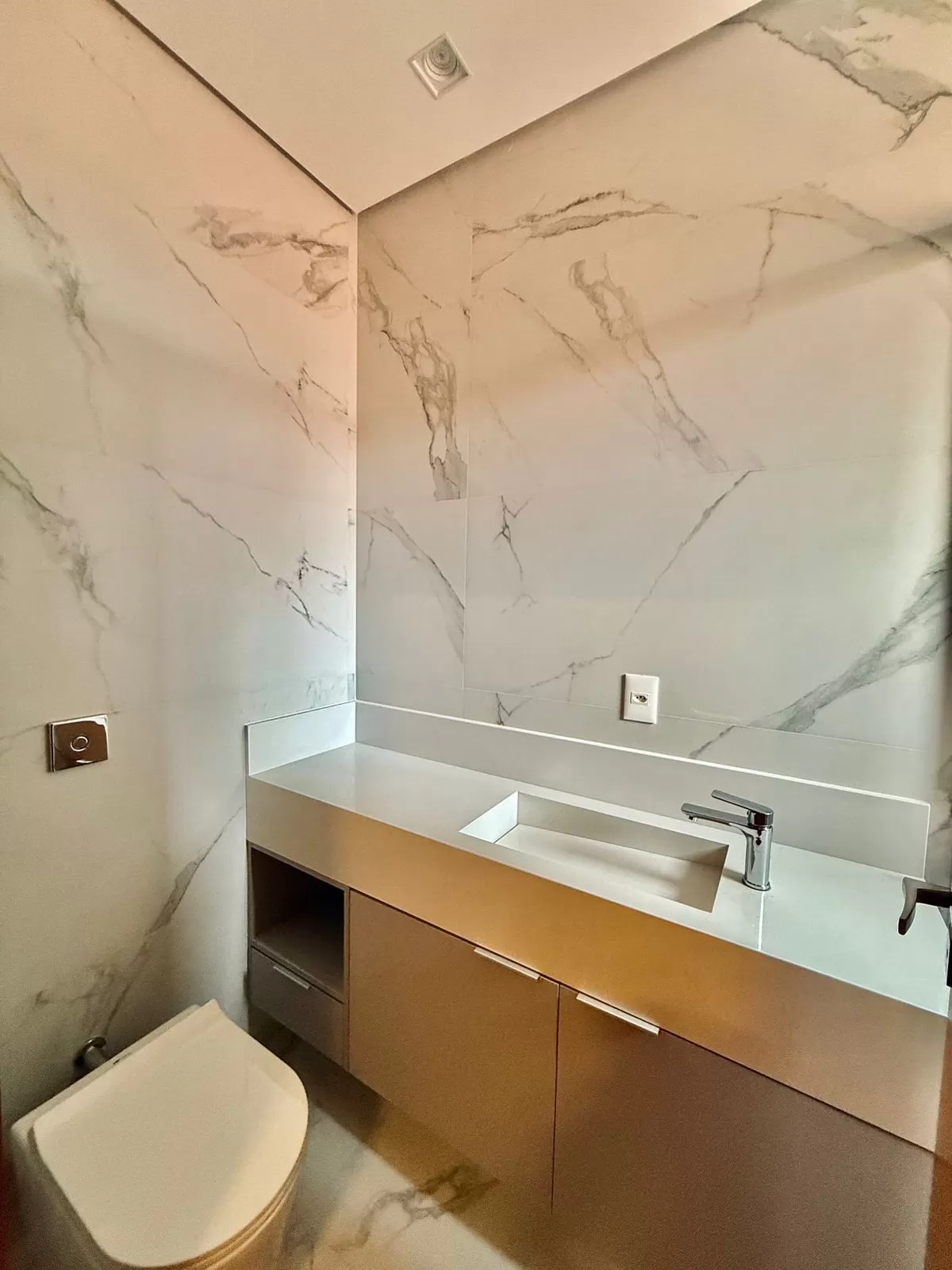 Casa Mobiliada à Venda com 5 suítes sendo 2 com closet e piscina, 480m² no condomínio Alphaville Nova Esplanada 2 em Votorantim/SP