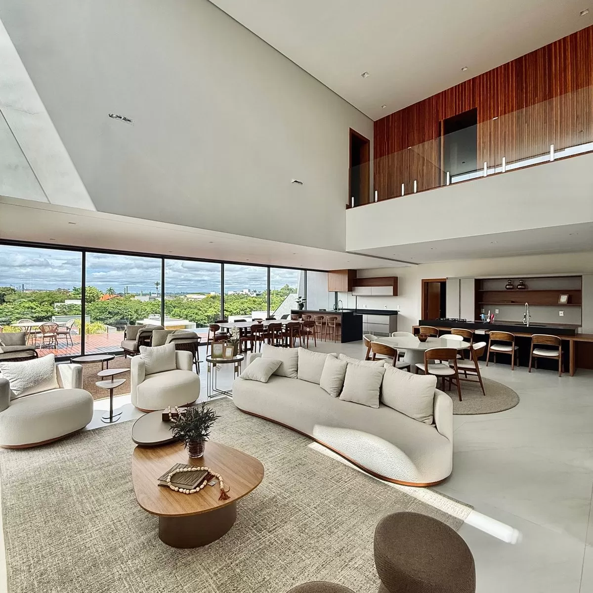 Casa Mobiliada à Venda com 5 suítes sendo 2 com closet e piscina, 480m² no condomínio Alphaville Nova Esplanada 2 em Votorantim/SP