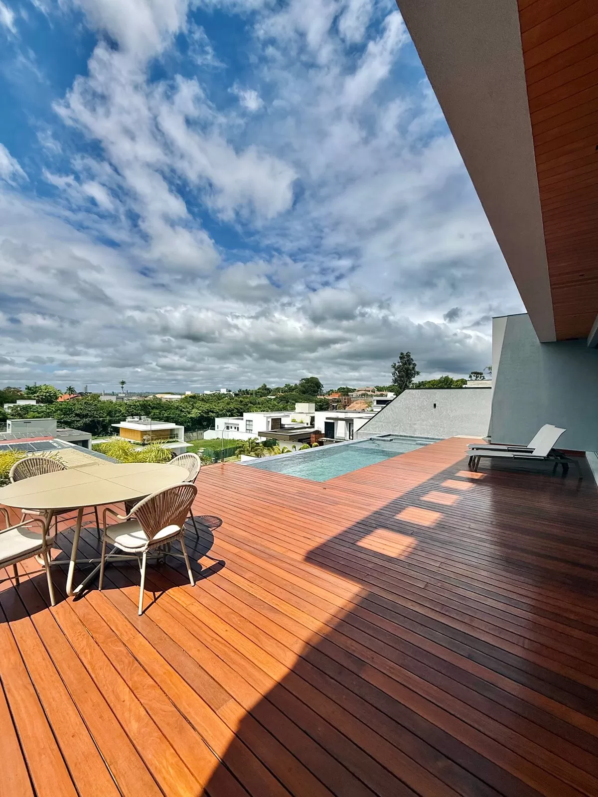 Casa Mobiliada à Venda com 5 suítes sendo 2 com closet e piscina, 480m² no condomínio Alphaville Nova Esplanada 2 em Votorantim/SP