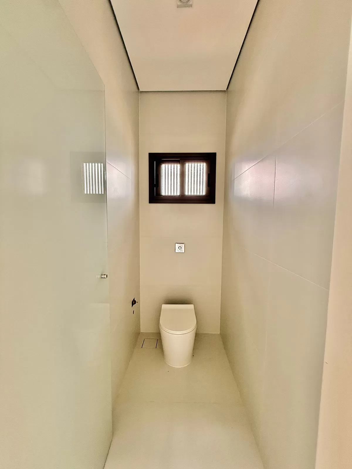 Casa Mobiliada à Venda com 5 suítes sendo 2 com closet e piscina, 480m² no condomínio Alphaville Nova Esplanada 2 em Votorantim/SP