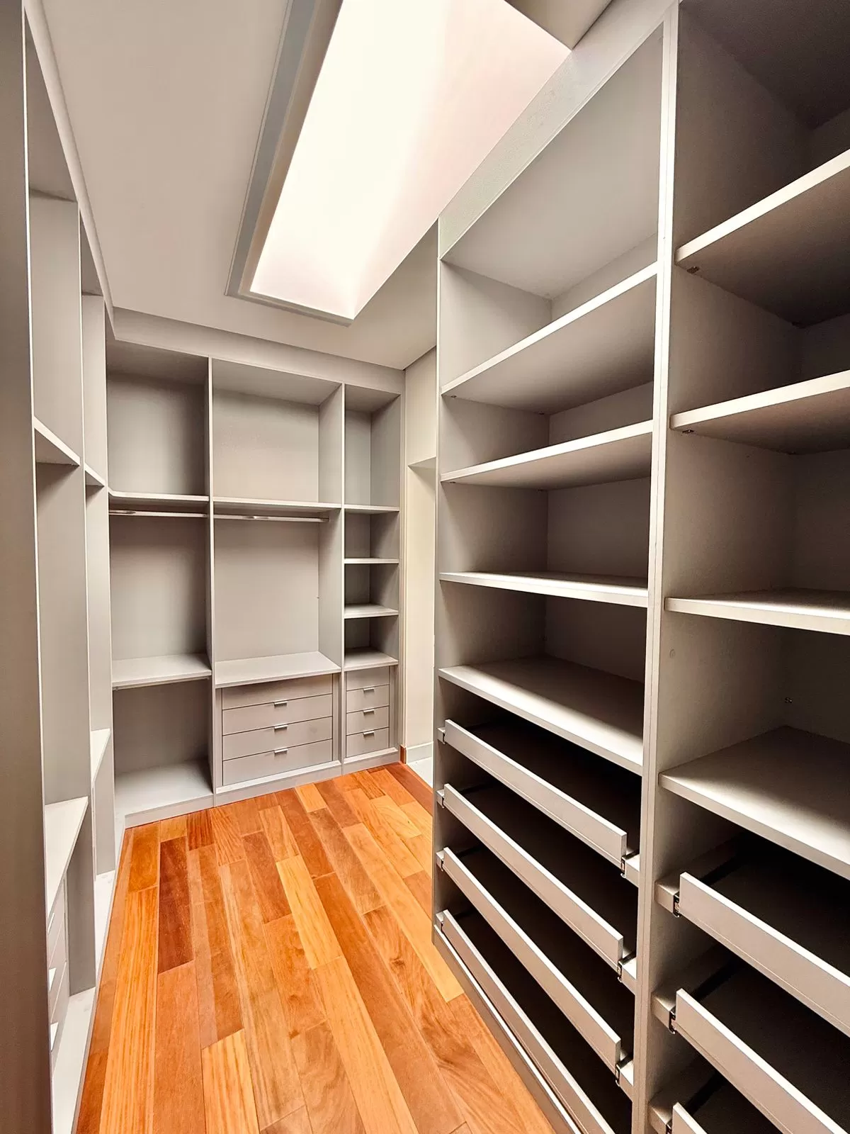 Casa Mobiliada à Venda com 5 suítes sendo 2 com closet e piscina, 480m² no condomínio Alphaville Nova Esplanada 2 em Votorantim/SP