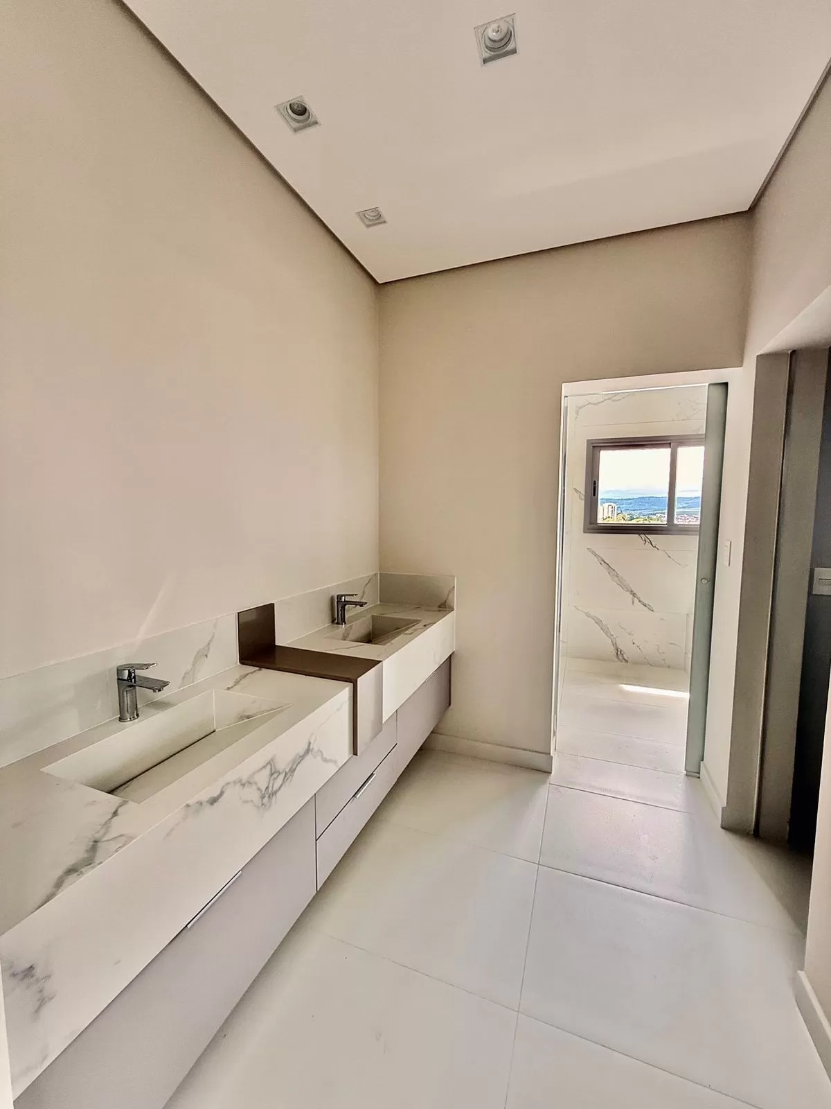 Casa Mobiliada à Venda com 5 suítes sendo 2 com closet e piscina, 480m² no condomínio Alphaville Nova Esplanada 2 em Votorantim/SP