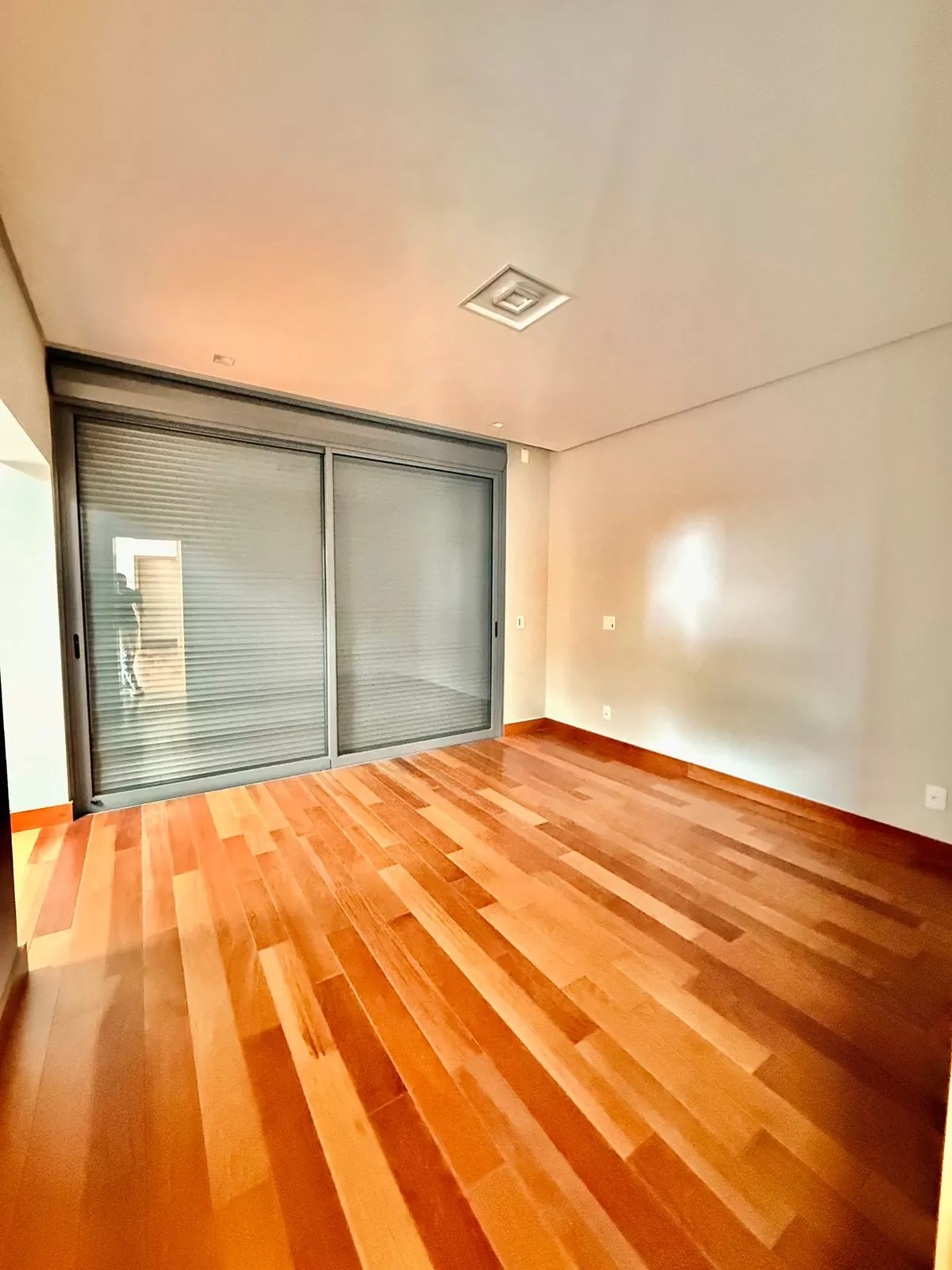 Casa Mobiliada à Venda com 5 suítes sendo 2 com closet e piscina, 480m² no condomínio Alphaville Nova Esplanada 2 em Votorantim/SP